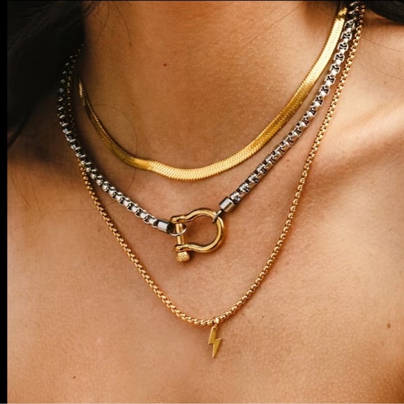 Moda Clothing Jewelry - Gold Buckle Pendant Silver Chunky Stainless Steel Necklace